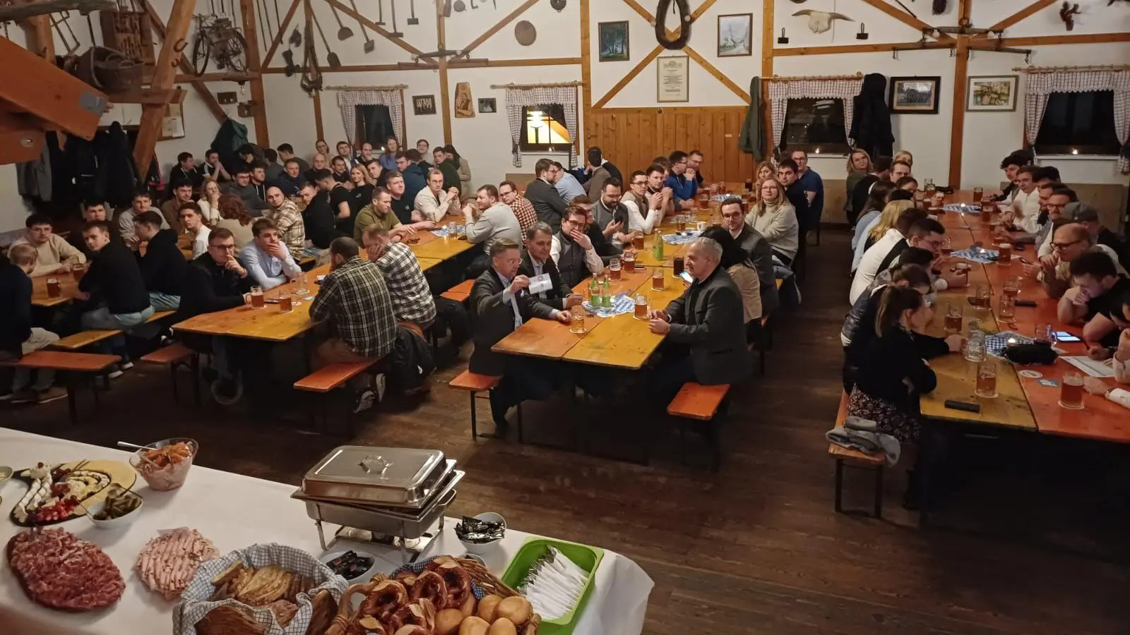 Auf dem Bild sieht man die zahlreichen Mitglieder des Kreisverbandes der JU Tirschenreuth. (Bild: Sandra Dostler)