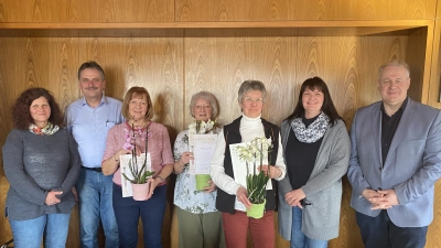 von links nach rechts: 2.Vorsitzende Meike Hauenstein, Bürgermeister Hermann Mertel, Lieselotte Schwemmer und Christa Müller (40 Jahre Mitgliedschaft) , Lieselotte Wopperer (50 Jahre Mitgliedschaft), 1. Vorsitzende Susanne Utz, Landrat Richard Reisinger (Bild: Ernst Utz )