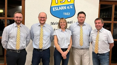 Der Vorsitzende Daniel Bäumler (li) und Stellvertreter Stefan Singer (re) dankten (ab 2.v.l) dem ehemaligen Vorsitzenden Thomas Meckl, der Leiterin der Turnabteilung Manuela Klug und Jugendabteilungsleiter Alexander Kühner für das langjährige Engagement. (Bild: Kathrin Zinkl)