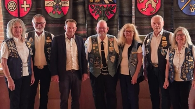 Der internationale Repräsentant Russ Harper mit seiner Frau May rechts neben Oberbürgermeister Jens Meyer (Bild: Georg Arnold)