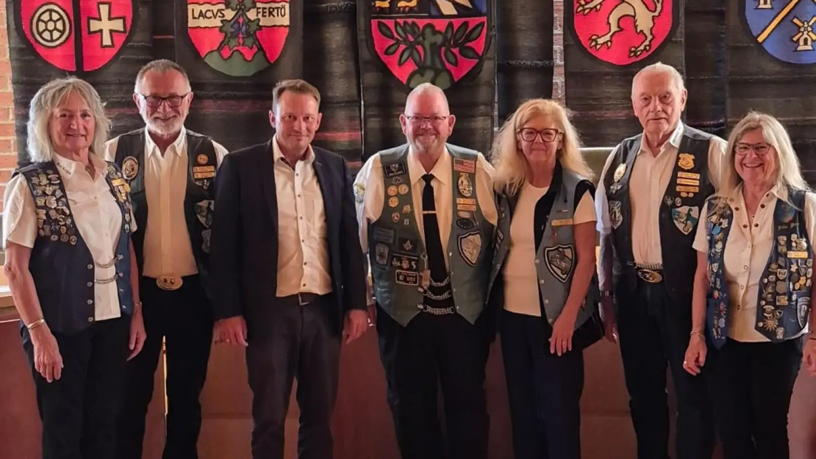 Der internationale Repräsentant Russ Harper mit seiner Frau May rechts neben Oberbürgermeister Jens Meyer (Bild: Georg Arnold)