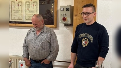 Links Ehrenmitglied Johann Ruml (2. Vorstand) und rechts Michael Hirn (1. Vorstand) bei der Ansprache zum Jahresabschluss (Bild: Renate Baier)