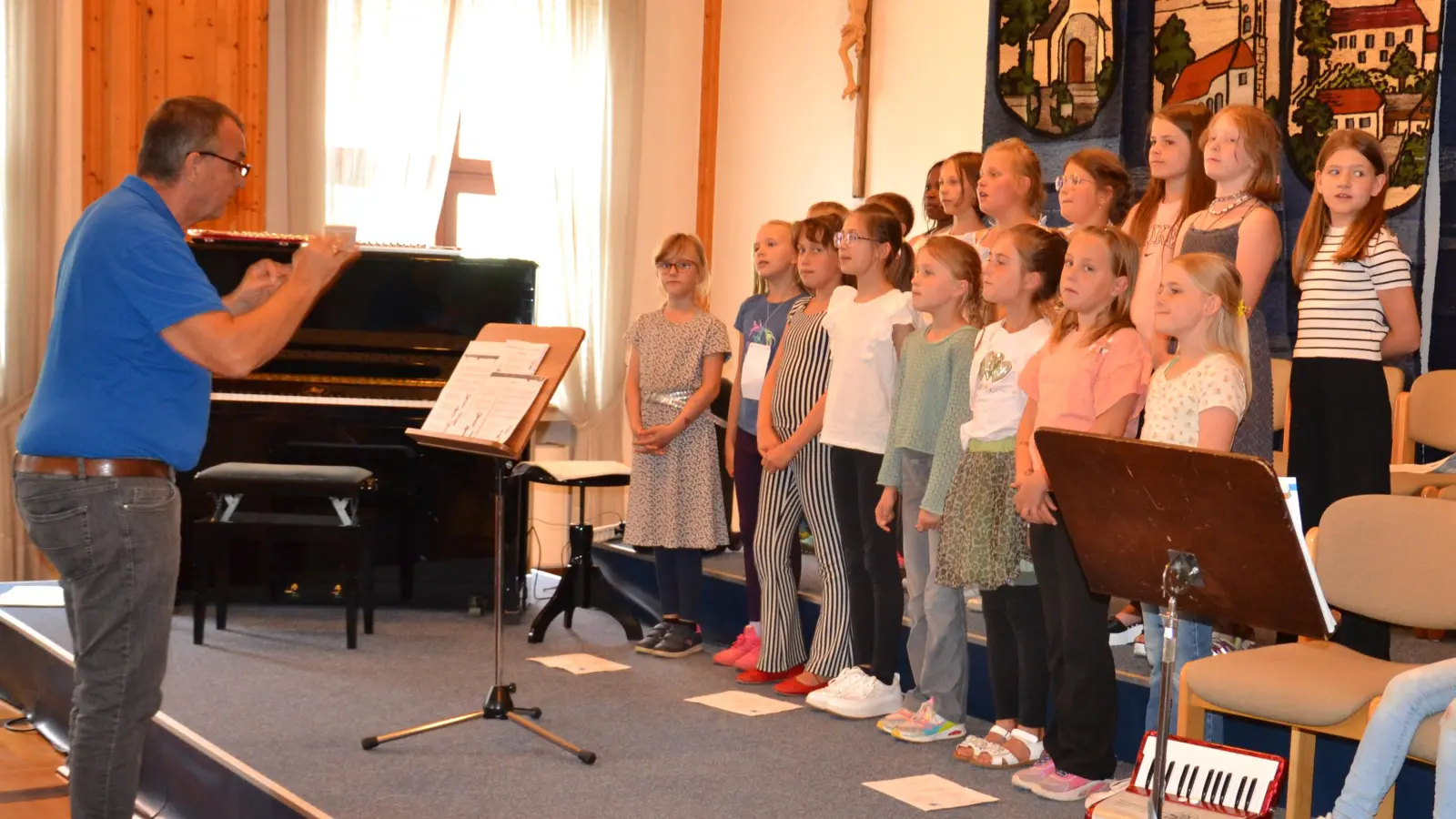 Große Freude hatten die Schüler des Schulchors der Grundschule und der Musikschule beim Vorspielabend im Rathaussaal. (Bild: Peter Garreiss)