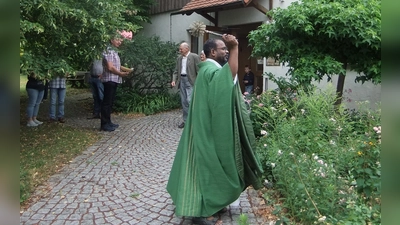 An der Seite des Pittersberger Pfarrheims (die Nikolauskirche wird derzeit innen restauriert) standen die Fahrzeuge für die Weihe durch den Seelsorger. Pfarrer Sagai (unser Bild) besprengte alle Fahrzeuge mit Weihwasser und betete für die Gläubigen sowie Fahrzeuglenker um eine stets unfallfreie Fahrt. Auch der persönliche Schutzengel, so meinte er, fahre täglich im Straßenverkehr mit. (Bild: Michael Götz)
