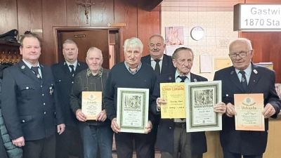 Von links: Vorsitzender Bernhard Lindner, Kommandant Thomas Lindner, Rainer Köppel, Karl Wührl, Bürgermeister Johann Burger, Albert Schneider, Robert Lipfert. (Bild: Bernhard Lindner)