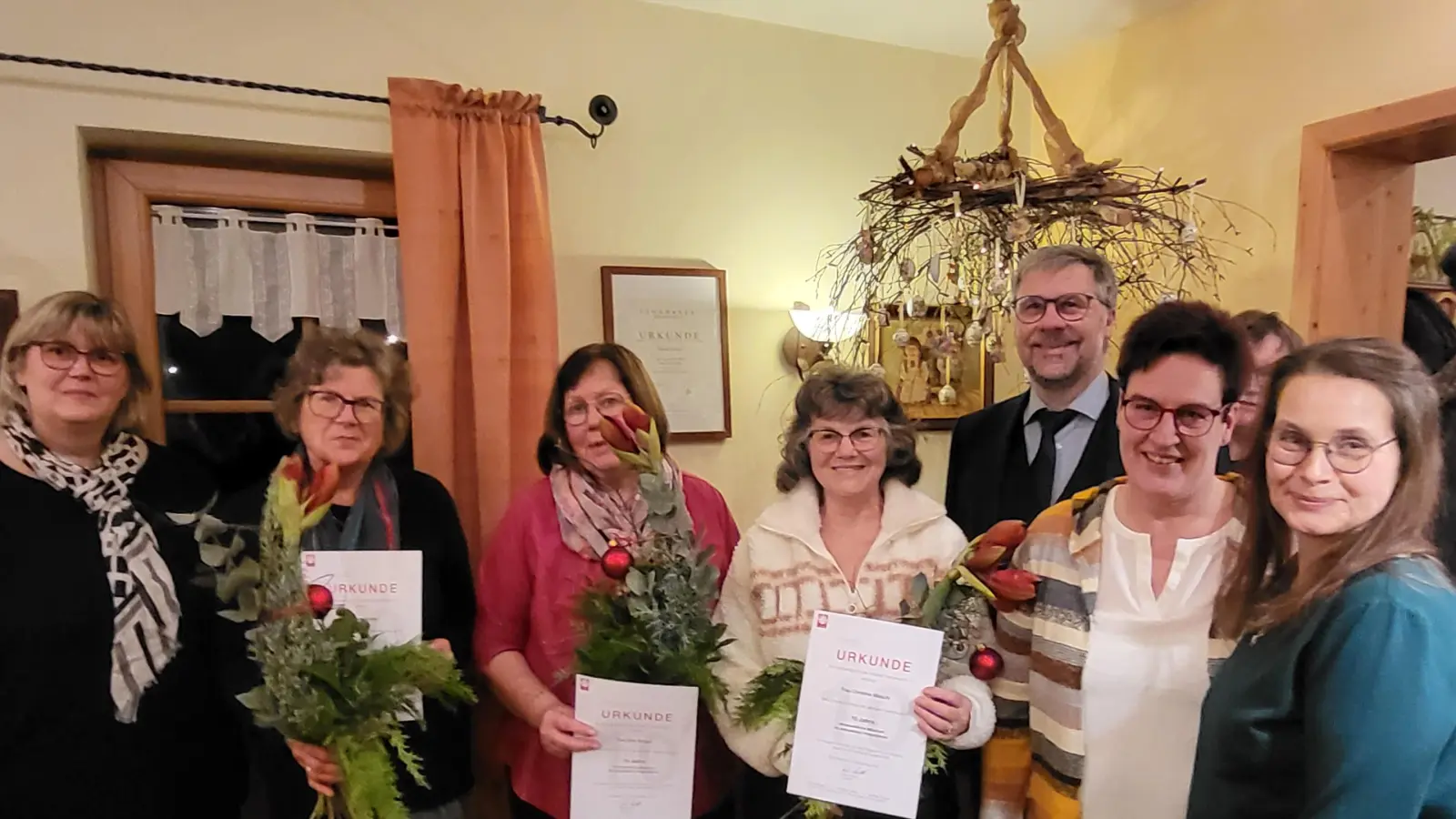 Bei der Weihnachtsfeier des ehrenamtlichen Hospizdienstes gab es auch Ehrungen: Gabi Schicker (von links), Maria Rother, Elke Burger, Christine Maischl, Vorstand Martin Kneidl, Sonja Schnurrer und Susanne Lehner.  (Bild: Gabi Schicker/exb)