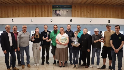 Sandra Dallmeier (7.v.l.) gewann mit einem 25-Teiler die Freundschaftsscheibe. Mit im Bild die Siegerteams sowie Riedens Bürgermeister Erwin Geitner (v.l.), Wolfsbachs Erster Schützenmeister Heiner Graf, Riedens Schützenmeister Thomas Graf (8.v.l.) und Ensdorfs Dritter Bürgermeister Roland Müller (10.v.l.). (Bild: Michael Rabenhofer)