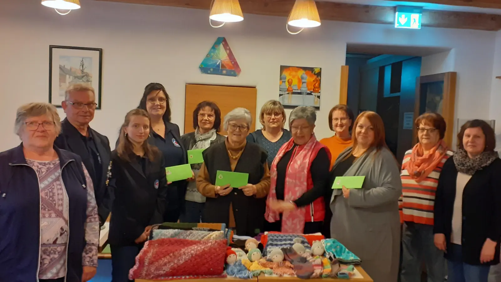 Von links nach rechts: Karin Benner, Harald Pelz, Emilie Fernandes, Jessica Trottmann, Elke Schnabel, Annemarie Schraml, Gabi Schicker, Ingrid Werner, Conny Schieder, Sandra Köstler, Karin Görner und Kerstin Müller. (Bild: Brigitte Scharnagl)