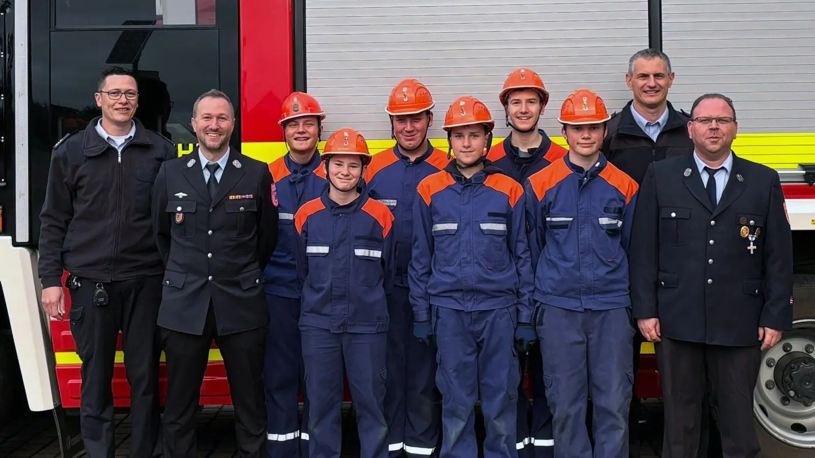 Die Teilnehmer der Jugendleistungsprüfung mit Kommandant Peter Meßmann. (Bild: Armin Daubenmerkl)