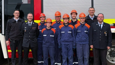 Die Teilnehmer der Jugendleistungsprüfung mit Kommandant Peter Meßmann. (Bild: Armin Daubenmerkl)