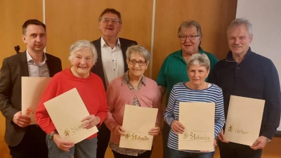Die geehrten Mitglieder (von links) Manuel Plößner, Marlies Rumpler, Monika Kocbek, Inge Merkl, Reinhard Ertl mit (hinten) Bürgermeister Hans-Martin Schertl und OGV- Vorsitzendem Armin Heuberger. (Bild: Monika Krieger)