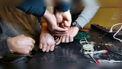 Helfende Hände sind gefragt, damit gemeinsam ihr Gerät wieder zum Laufen gebracht werden kann. (Bild: Hans Yberle)