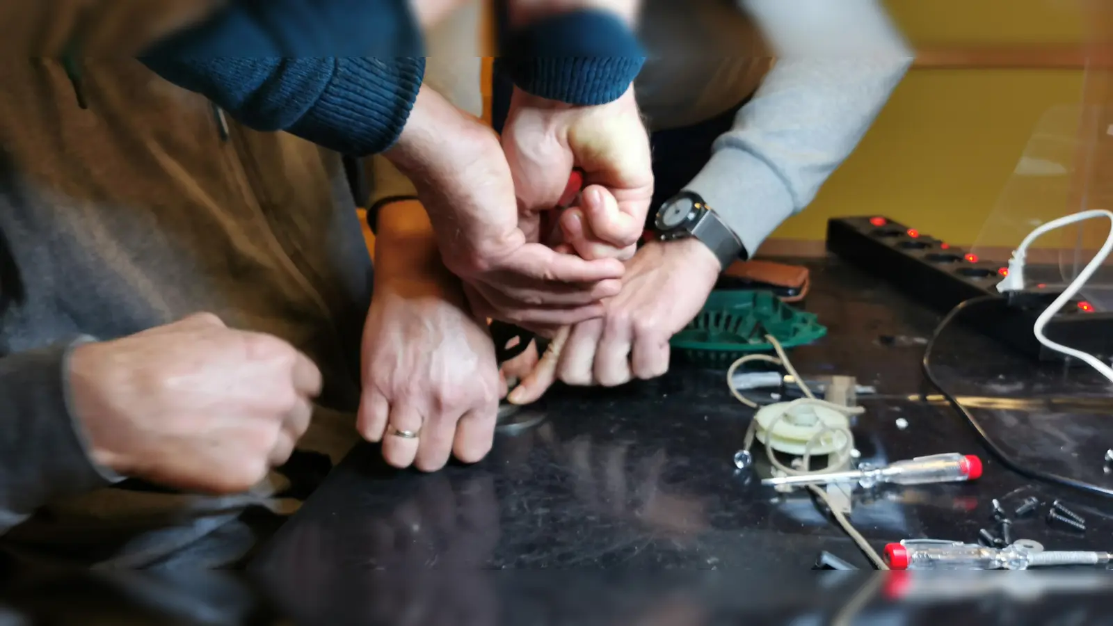 Helfende Hände sind gefragt, damit gemeinsam ihr Gerät wieder zum Laufen gebracht werden kann. (Bild: Hans Yberle)