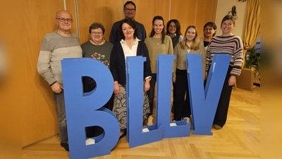 Die neu gewählte Vorstandschaft des BLLV-Kreisverbandes Vilseck zusammen mit den aus der Vorstandschaft ausscheidenden Mitgliedern von links: Karl Heinz Grollmisch, Anna Metz, 1. Vorsitzende Edith Ruppert-Groher, Peter Großmann, Lena Strobl, Isabella Geiger, Hannah Herding, Barbara Ströll-Seegerer und Andrea Kemptner. (Bild: Philipp Mitterer)