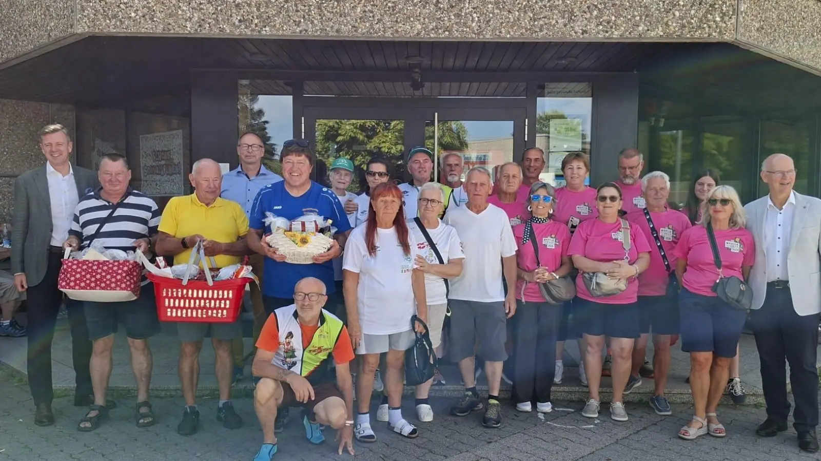 Auch bei den Grafenwöhrer Wanderfreunden ist der Volkswandertag in der Künstler- und Comicstadt Schwarzenbach an der Saale ein besonders beliebtes Ziel. Als eine der größten Teilnehmergruppen gewannen die Oberpfälzer einen gut bestückten Geschenkkorb. Stehend Fünfter von links: Wanderwart Alfons Dobmann. (Bild: Bernhard Piegsa)