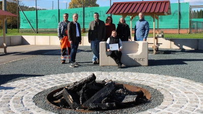 Bildunterschrift: Zufrieden mit der gelungenen Neugestaltung des Freizeitplatzes in Traßlberg zeigten sich (von links) Manfred Schwab, Bürgermeister Hermann Böhm, Hermann und Marion Ulrich, AOVE Mitarbeiterin Sabine Weber, Bianca Becker und Tobias Ströhl. (Bild: Heike Klober)