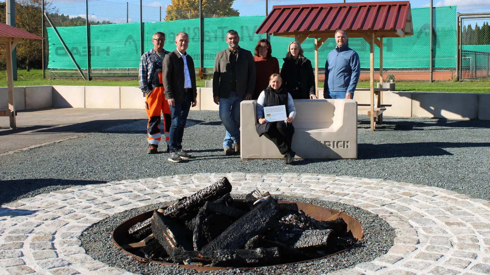 Bildunterschrift: Zufrieden mit der gelungenen Neugestaltung des Freizeitplatzes in Traßlberg zeigten sich (von links) Manfred Schwab, Bürgermeister Hermann Böhm, Hermann und Marion Ulrich, AOVE Mitarbeiterin Sabine Weber, Bianca Becker und Tobias Ströhl. (Bild: Heike Klober)