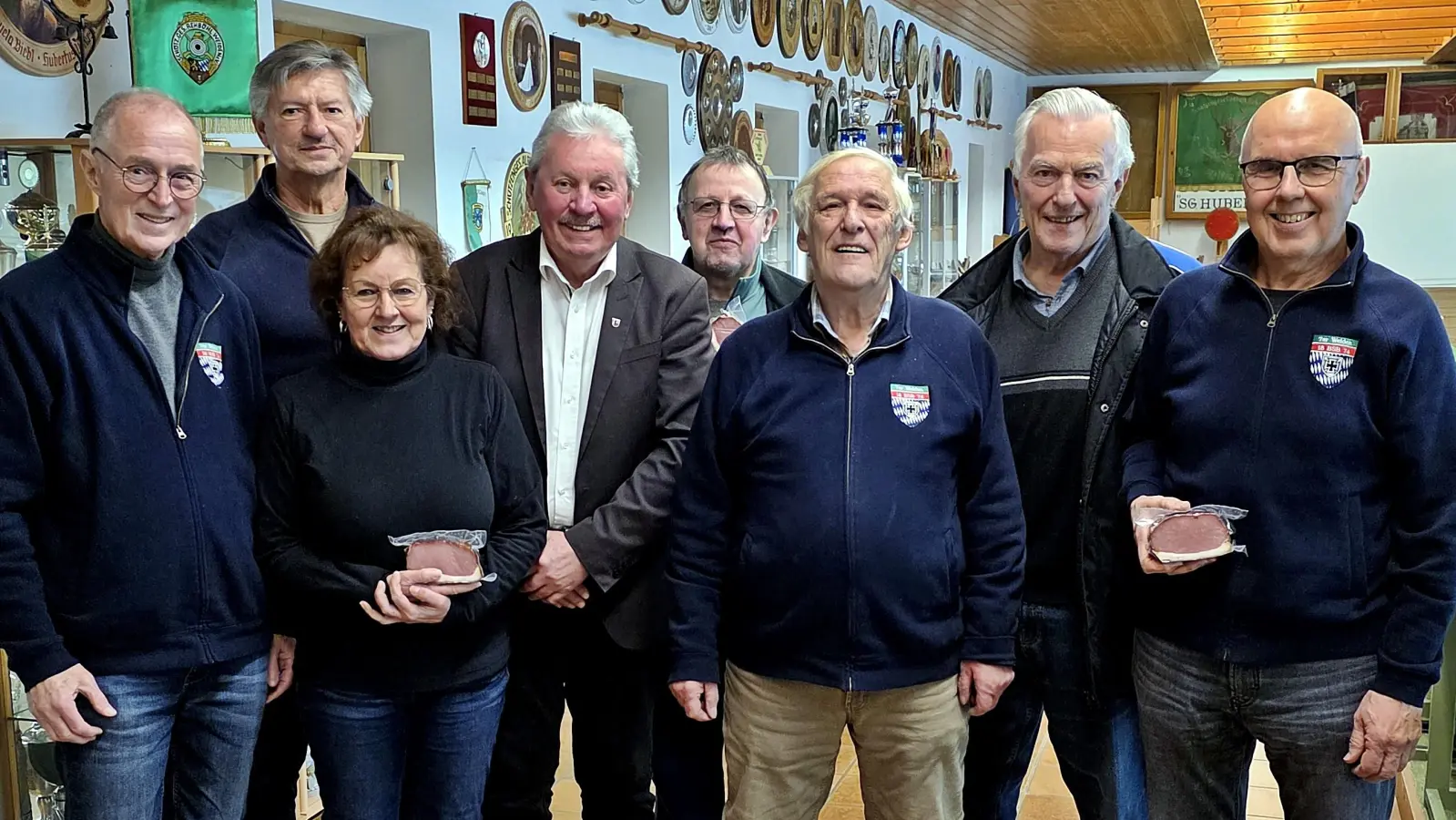 Die Gewinner des Glücksschießens stellten sich gemeinsam mit den Gästen zum Erinnerungsbild auf. Von links: die Gewinnergruppe des ersten Preises mit Peter Ertl, erster Vorsitzender, Günther Dotzler, Renate Flauger, Stadtrat Hans Forster, Hans Kick, Bernhard Kellner, erster Schießwart, Alois Lukas und Alfred Kett. (Bild: Franziska Ertl)