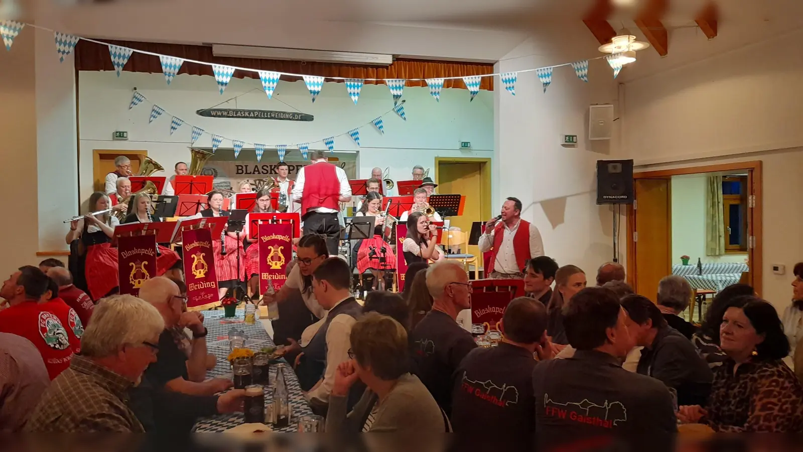 Das Jugendheim war voll besetzt beim Starkbierfest.  (Bild: Julia Enk)