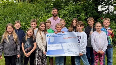 Eine stolze Summe konnten die Pirker Erstkommunionkinder Peter Wasel für das Kinderheim Windischeschenbach übergeben. (Bild: Peter Wasel)