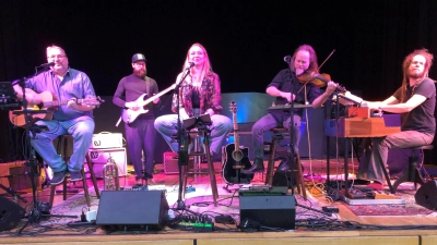 Wurzelwasser begeisterte in der Kümmersbrucker Mehrzweckhalle (Bild: Mariele Schön)