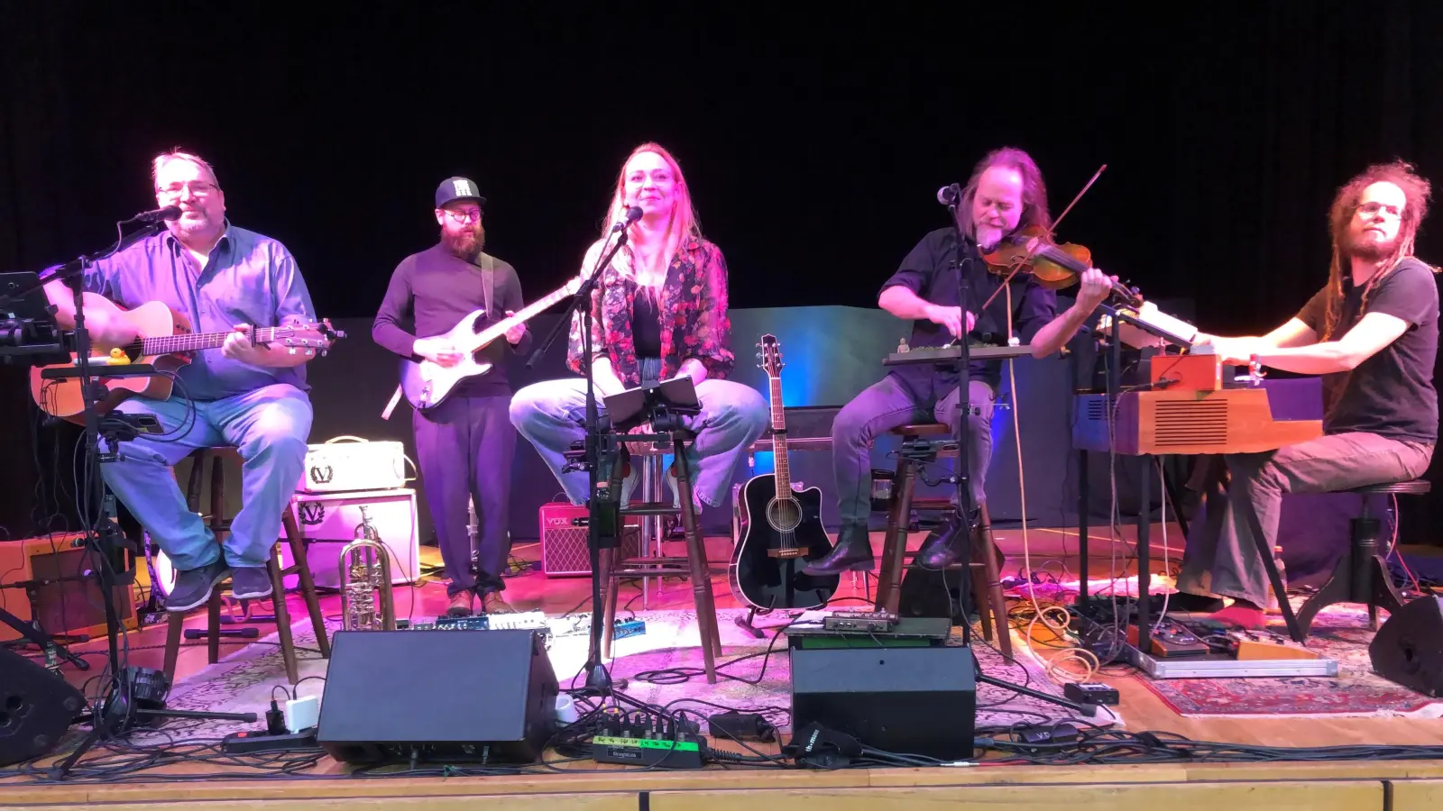 Wurzelwasser begeisterte in der Kümmersbrucker Mehrzweckhalle (Bild: Mariele Schön)