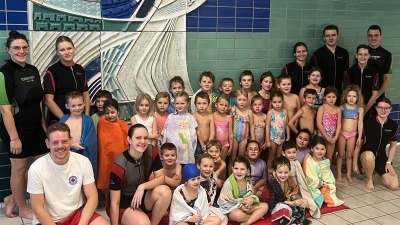 Gruppenfoto mit den erfolgreichen Teilnehmern des Schwimmkurses. (Bild: Sigi Spindler)