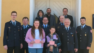 Mit Beifall wurden Alica Picka (links) und Emily Schnupfhagn als neue Mitglieder in die Wehr aufgenommen.  (Bild: Matthias Balk)