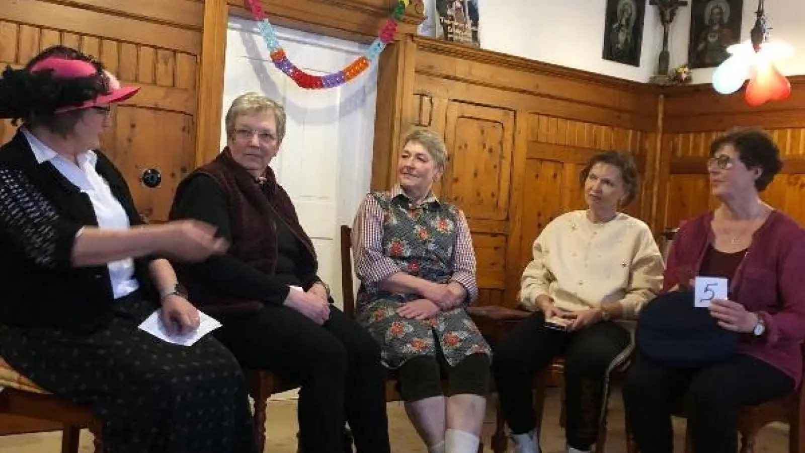 Die Damen der Vorstandschaft stellten fest, wie anstrengend ein „Anti-Aging-Test für Faschingsoldtimer beim Dorf-TÜV sein kann. (Bild: Elisabeth Bauer)