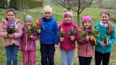 Kinder des Obst-und Gartenbauverein Oberviechtach mit Ihren Palmbuschen (Bild: Thomas Meserth)