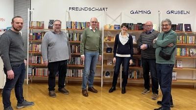 (von li.): Fraktionsvorsitzender FDP/FWS-Stadtratsfraktion Christian Weiß, stellvertretender Vorsitzender FWS Manfred Weiß, Stadtrat Martin Pöllath, Bibliotheksleiterin Christine Hollweck, Stadtrat a.D. Hans-Jürgen Reitzenstein, FDP-Mitglied Heinz Taubmann.  (Bild: Martin Pöllath)
