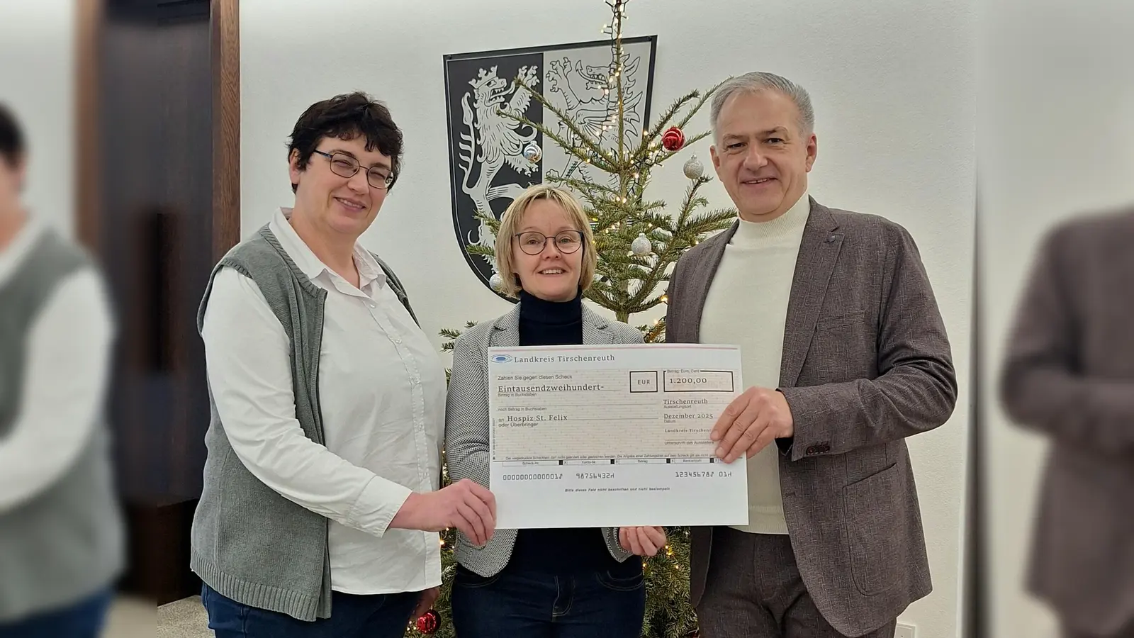 Landrat Roland Grillmeier (rechts) und Personalratsvertreterin Birgit Üblacker (links) übergeben den Spendenscheck an Susanne Wagner von der Hospiz St. Felix.  (Bild: Fabian Polster)