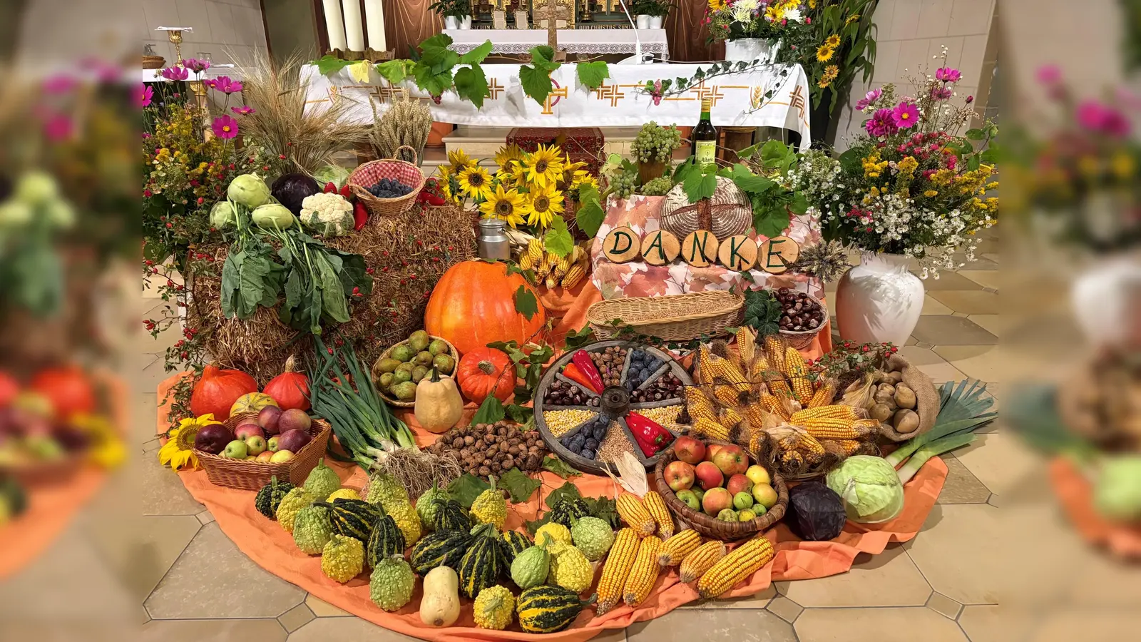 Ein üppiger Erntealtar mit allem, was Feld und Garten zu bieten haben, war in der Pfarrkirche St. Nikolaus Unterauerbach zum Erntedank aufgebaut. (Bild: Franz Grabinger)