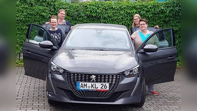 Das Kinderpalliativteam freut sich riesig über das neue Auto (Bild: Verena Uschold )