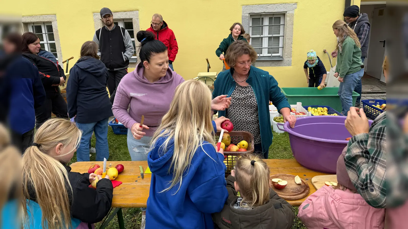 Carola Matthies und Team beim Vorbereiten der Äpfel (Bild: Gabriele Buchbinder)