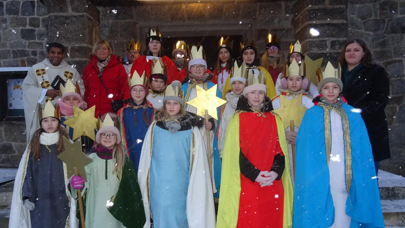 Unser Bild zeigt die Sternsinger mit Pater John (links) und den Organisatorinnen Elke Holler und Tamara Brand (rechts).<br> (Bild: Alfons Prechtl )