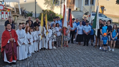 Musikkapelle, die Vereine mit ihren Fahnen sowie Pater Samuel Patton mit den Ministranten nach dem samstäglichen Festgottesdienst. (Bild: Herbert Ziegler )