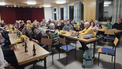 Ortsheimatpfleger Albert Rösch (Mitte am Laptop) zeigte den zahlreichen, interessierten Besuchern die Bilder über den Bau und die Einweihung der neuen Pfarrkirche vor 50 Jahren.  (Bild: Wolfgang Schöpf)