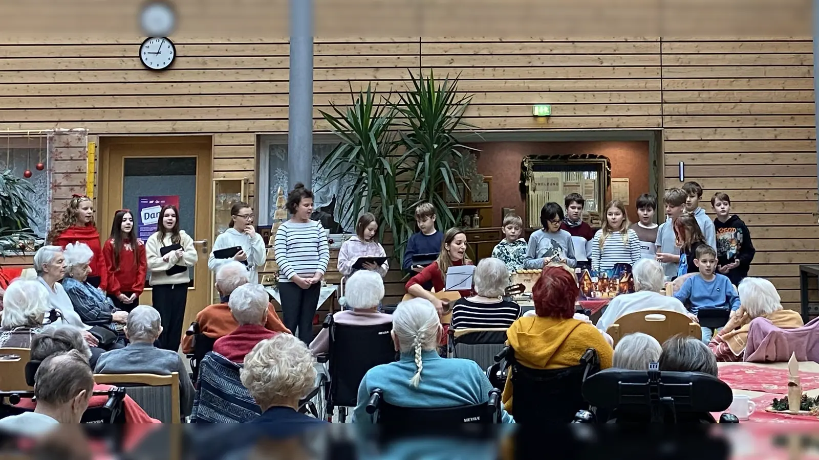 Mit Gesang, Instrumenten und viel Herz brachten die Schülerinnen und Schüler der Ganztagesklasse 5g der Staatlichen Realschule Kemnath adventliche Stimmung ins Seniorenheim Haus Falkenstein – ein generationenübergreifendes Miteinander, das noch lange nachwirkte. (Bild: Maria Busch)