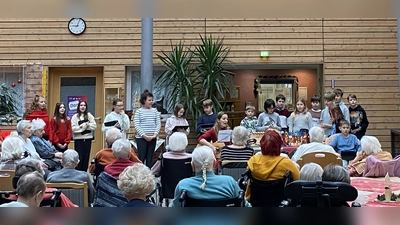 Mit Gesang, Instrumenten und viel Herz brachten die Schülerinnen und Schüler der Ganztagesklasse 5g der Staatlichen Realschule Kemnath adventliche Stimmung ins Seniorenheim Haus Falkenstein – ein generationenübergreifendes Miteinander, das noch lange nachwirkte. (Bild: Maria Busch)