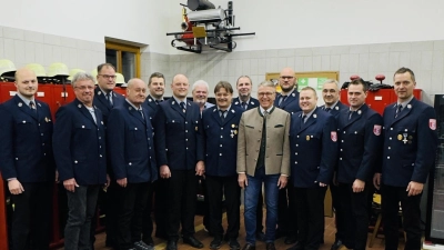 v.l.: Stv. Kommandant Sebastian Gradl, Werner Kraus, Stefan Döllinger, Peter Preisinger, Tobias Gradl, Christian Gradl, Harald Hopf, Markus Forster, Franz Kraus, Bgm. Franz Stahl, Wolfgang Gradl, Vorsitzender Matthias Gradl, Stephan König, Gerd Köstler, Kommandant Thomas Döllinger (Bild: Lukas Hopf)