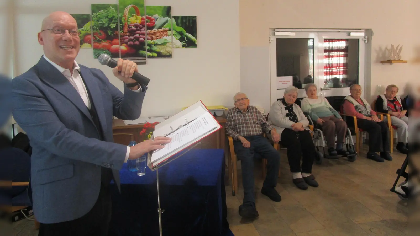 Schauspieler Markus Maria Winkler zu Gast im Caritas-Altenheim Marienheim (Bild: Daniela Donhauser)