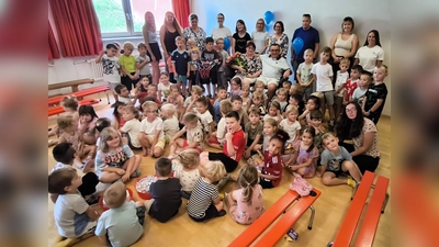Rothenstädter Kindergartenkinder sagen gemeinsam „Tschüss” zu Claudia Preßl. (Bild: Hans-Jürgen Federl)