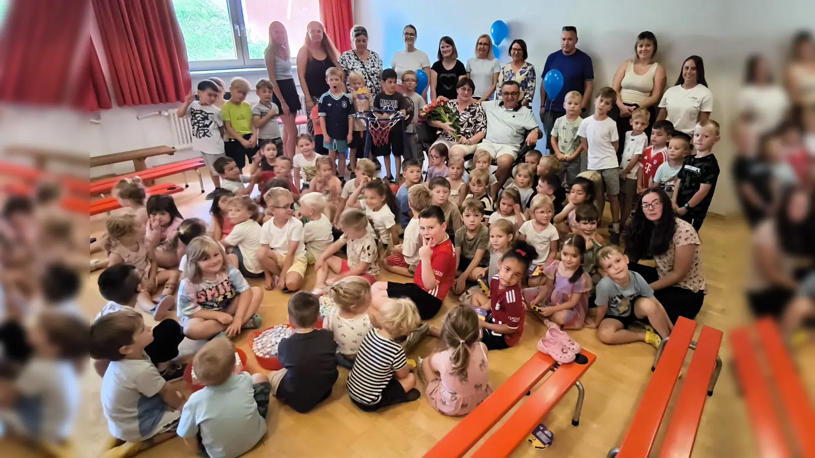 Rothenstädter Kindergartenkinder sagen gemeinsam „Tschüss” zu Claudia Preßl. (Bild: Hans-Jürgen Federl)