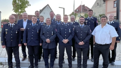 Fünfmal Gold und einmal Silber für langgediente Floriansjünger im Gemeindebereich Hirschbach. Es gratulierten neben Landrat Richard Reisinger, 2. Bürgermeister Richard Leißner und die Feuerwehr-Führungskräfte um Kreisbrandrat Christof Strobl. (Bild: Martina Beierl)