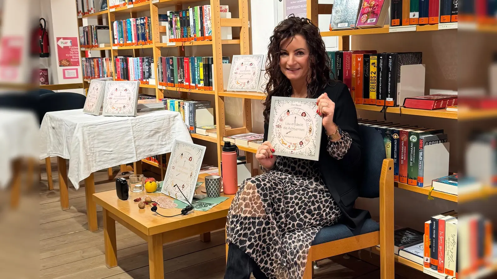 Autorin Elke Bauer mit ihrem Buch „Lou entdeckt die Achtsamkeit“. (Bild: Kristina Gebel )