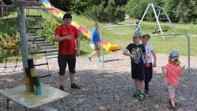 Immer wieder beliebt: Büchsenwerfen unter Beobachtung von Raphael Lang (Bild: Claus Zille)