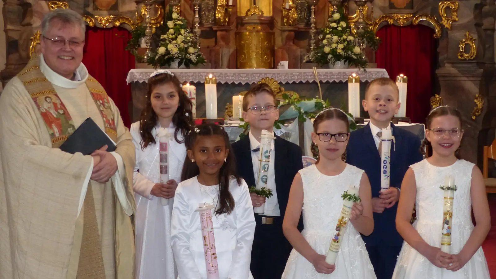 Pater Adrian Kugler mit den diesjährigen Kommunionkindern aus der Pfarrei St. Luzia Schlammersdorf (Bild: Gerhard Löckler)