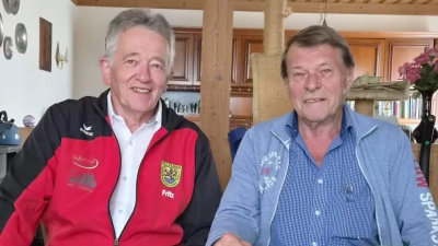 Schützenmeister Fritz Seegerer mit dem Jubilar Johann Schmer. (Bild: Ingrid Schmer)