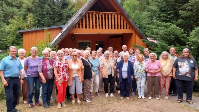 Gut gelaunt versammelten sich die Teilnehmer der AWO‑Störnstein und des Ortsvereins Altenstadt zu einem Gruppenfoto vor dem Vereinsheim des BVS Weiden am Schießlweiher. (Bild: Johann Völkl)